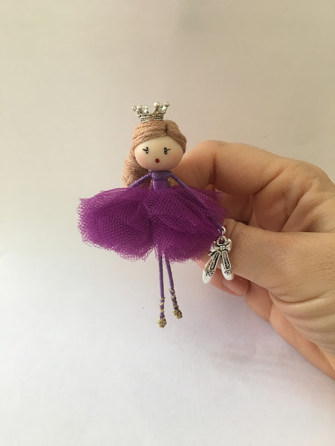 BROCHE MUÑECA MOÑITA