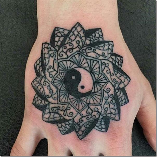 mandala-de-yin-yang-en-la-mano mandala-de-yin-yang-en-la-mano
