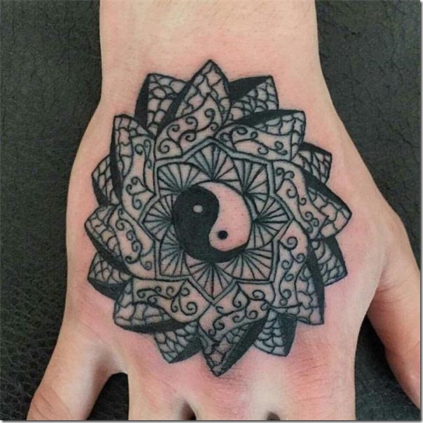 mandala-de-yin-yang-en-la-mano