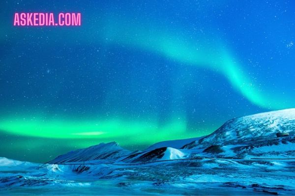 الشفق القطبي The Northern Lights - المعروف أيضا باسم Aurora Borealis وهو عرض ضوئي طبيعي في سماء الليل وغالبا ما يكون مرئيا في مناطق خطوط العرض المرتفعة مثل النرويج وأيسلندا وكندا - بسبب اصطدام الرياح الشمسية والجسيمات المشحونة بالغلاف المغناطيسي مع الغلاف الجوي للأرض.