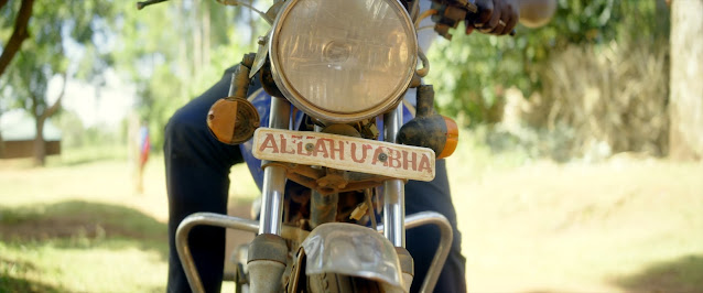 Мотоцикл бахаи с надписью "Алла-у-Абха".