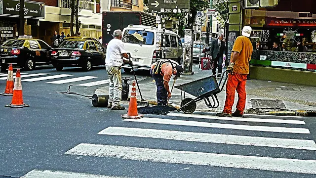 Obreros reparando bache