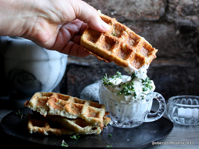 Kartoffelkwaffel mit Kräuterquark