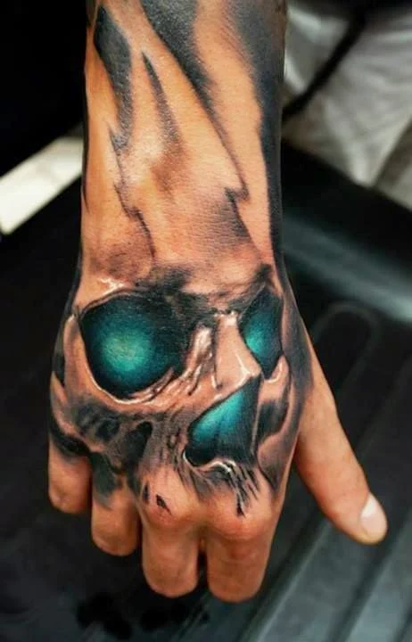 vemos a un modelo con un tatuaje de calavera