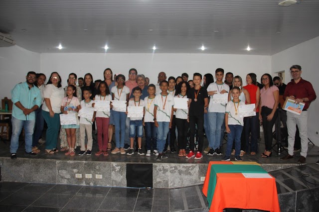 ALUNOS DA REDE MUNICIPAL DE BELO JARDIM RECEBEM MEDALHAS DA OBA 2022