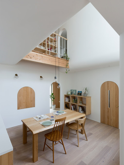 Offene Architektur als Loft im Haus mit japanischem Purismus im Design