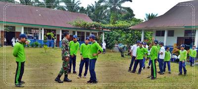 Serka Satria Satgas TMMD ke-102 Kodim 0305/Pasaman Berikan Latihan PBB Ke Siswa SMP N 5 Lembah Melintang