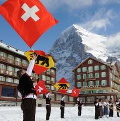 Alphornvereinigung-Berner-Oberland-Ost-und-Fahnenschwinger-auf-Kleine-Scheidegg1810-09-klein