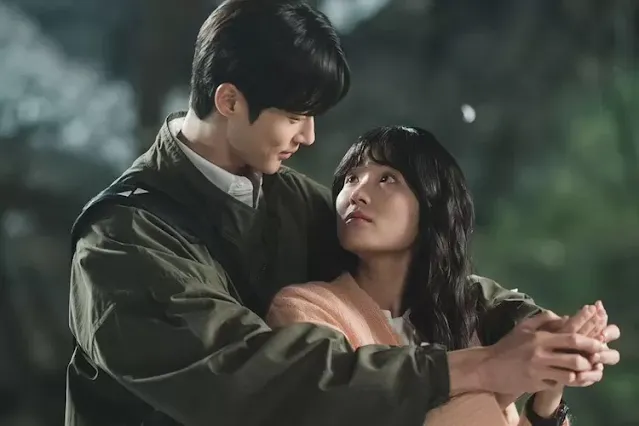Drama Korea yang digemari oleh banyak penonton, "Lovely Runner", akhirnya mencapai puncaknya dengan penayangan episode terakhir pada malam ini, 28 Mei 2024. Penonton setia dipersiapkan untuk mengucapkan selamat tinggal pada pasangan utama yang menggemaskan, Ryu Sun Jae (diperankan oleh Byun Woo Seok) dan Im Sol (diperankan oleh Kim Hye Yoon).  Sebagai drama romantis dengan unsur time-slip, "Lovely Runner" berhasil memikat hati penonton dengan cerita yang membuat penasaran seputar perjalanan Im Sol di masa lalu dan masa kini. Tidak hanya itu, drama ini juga memperlihatkan pengorbanan yang dilakukan Im Sol demi menyelamatkan kehidupan Ryu Sun Jae, seorang bintang terkenal yang dihadapkan pada masa depan tragis.  Episode-episode sebelumnya telah memperlihatkan momen-momen mendebarkan, termasuk saat Kim Tae Sung (diperankan oleh Song Geon Hee) berhasil menyelamatkan Ryu Sun Jae dari ancaman Kim Young Soo. Selain itu, kisah cinta tak terbantahkan antara Ryu Sun Jae dan Im Sol semakin terasa melalui kenangan-kenangan yang terungkap di episode sebelumnya.  Dalam teaser untuk episode terakhir, kita disajikan dengan gambaran akhir bahagia bagi pasangan ini. Sun Jae yang akhirnya mengingat semua kenangan tentang cinta mereka, berusaha untuk mendapatkan kembali cintanya dengan Sol. Meskipun terdapat ketegangan dengan pengejaran terhadap Kim Young Soo, momen-momen intim antara Sun Jae dan Sol memberikan sentuhan emosional yang kuat pada penonton.  Dalam episode terakhir, Sun Jae dan Sol mulai menjalin kembali hubungan mereka di masa kini. Namun, tantangan tidak berhenti di situ. Teman Sun Jae, Baek In Hyuk, menyarankannya untuk merahasiakan hubungan mereka, namun Sun Jae terlalu bahagia untuk memedulikan pandangan orang lain.  Momen-momen menggetarkan hati terus bermunculan, termasuk adegan lamaran yang diisyaratkan dalam teaser. Pertanyaan besar yang mengemuka adalah bagaimana akhir dari kisah cinta ini akan terjadi.  Dengan popularitas yang memuncak, tidak heran jika banyak penggemar "Lovely Runner" mulai merumuskan teori-teori tentang bagaimana drama ini akan berakhir. Beberapa percaya bahwa drama ini tidak hanya tentang perjalanan waktu, melainkan juga memiliki elemen putaran waktu di dalamnya. Teori lain memprediksi bahaya besar yang akan dihadapi oleh Im Sol, yang mungkin membutuhkan Sun Jae untuk melakukan perjalanan waktu kembali untuk menyelamatkannya.  Bagi para penggemar setia, momen penentuan akhirnya tiba. Episode terakhir "Lovely Runner" diharapkan akan memberikan jawaban atas semua teka-teki dan memenuhi harapan penonton akan akhir yang memuaskan bagi pasangan Ryu Sun Jae dan Im Sol.  Jangan lewatkan penayangan episode terakhir "Lovely Runner" hari ini, Selasa, 28 Mei 2024, pukul 18.50 WIB, melalui platform global VIU. Saksikanlah bagaimana pasangan ini menyongsong masa depan mereka yang penuh cinta dan pengorbanan.  Link Nonton Lovely Runner Eps 16 di VIU