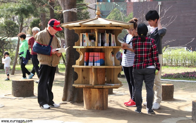 Biblioteca libre gratuita al lado de la Biblioteca de Namsan en Seúl