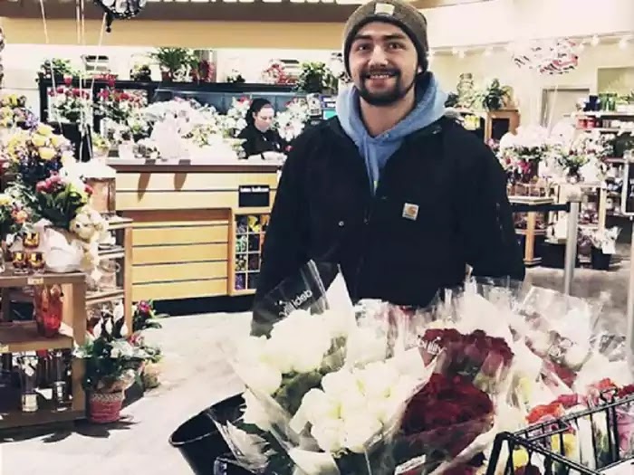 Guy Bought Flowers For Hundreds Of Widows, Single Women, And Military Spouses For Valentine's Day