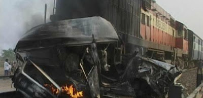 Quince personas murieron cuando un tren arrolló a un taxi en la India