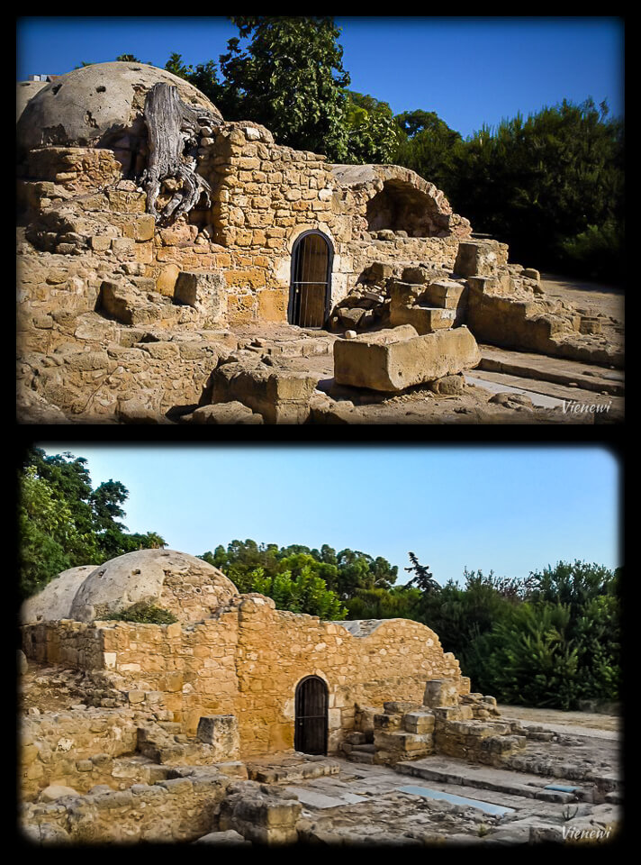 Kolaż przedstawiający średniowieczna turecką łaźnię w Kato Paphos. Powyższe zdjęcie wykonane w 2021 roku z pozostałością drzewa wyrastającego z kopuły i poniżej zdjęcie z 2017 z odrestaurowaną łaźnią.