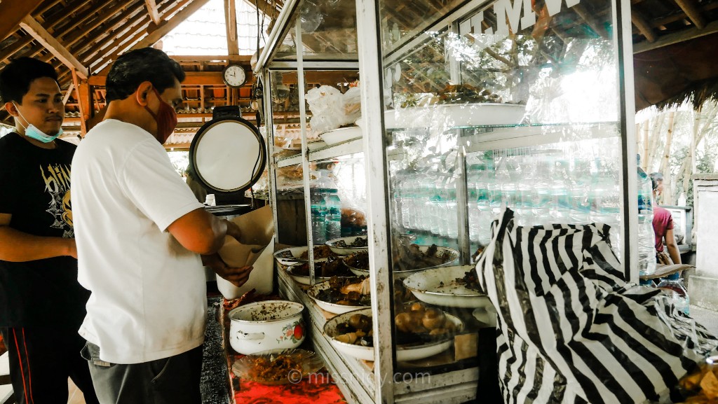 jam operasional warung mek juwel ubud