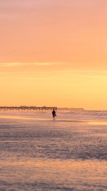 Homem Caminhando Sozinho na Praia