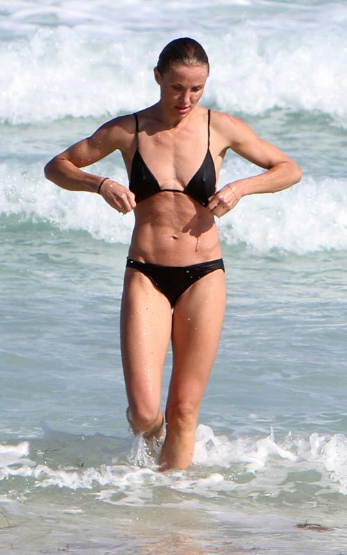 Cameron Diaz membetulkan bra basah
