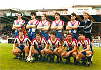 REAL AVILÉS INDUSTRIAL C. F. - Avilés, Asturias, España - Temporada 1983-84 - La temporada 1983-84 fue la primera del Real Avilés tras absorber al C. D. Ensidesa, pasando a denominarse REAL AVILES INDUTRIAL C. F. y militando en la 2ª División B española, en la que ocupó el puesto 16º en el grupo I - En la foto aparecen entre otros: Quico (1), Juan Valdés (3), Espejo (5) y Cháfer (6); Tati (7), Jesús (8), Juanma (9) y José Luis (10)