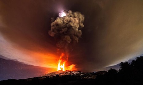 A-view-of-a-volcanic-eruption-at-Mount-Etna-405221