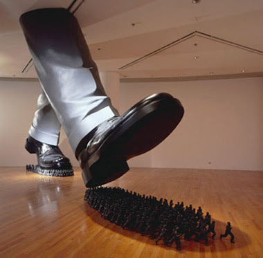  Ron Mueck  footsteps 