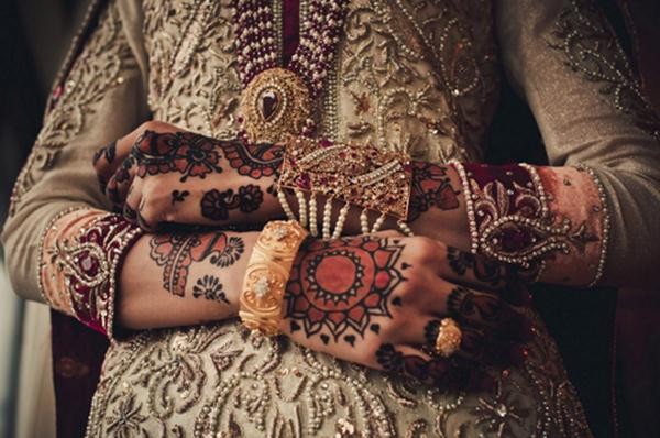Dulhan mehndi designs with strong Arabic influences