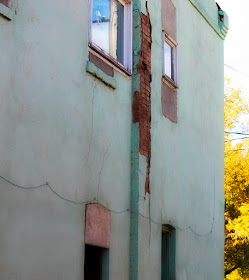 small town, thrift stores, brick, old building, http://bec4-beyondthepicketfence.blogspot.com/2015/10/small-town-thrifting.html