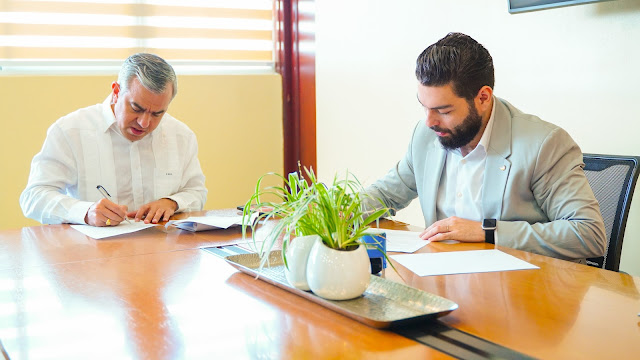 Iván Hernández Guzmán, y el presidente de ADOBANANO, Hilario Pelegrín,