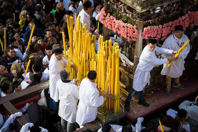 Festa di Sant'Agata a Catania-Giro esterno-Processione dei fedeli devoti con la vara