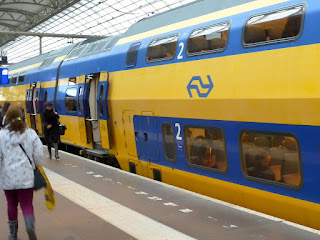 trein stopt bij het perron