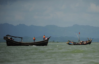 Sebanyak lapan buah bot yang membawa lebih 300 orang etnik Rohingya beragama Islam diarah berpatah balik ke Myanmar semalam, 