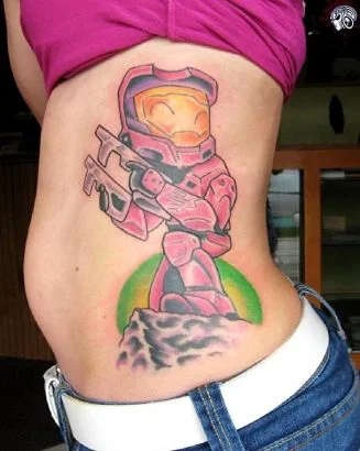 vemos a una preciosa modelo con un tatuaje de estilo geek