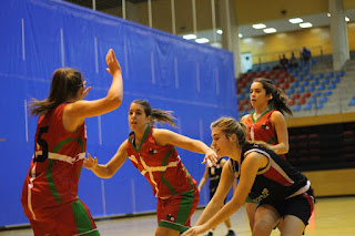 Partido de baloncesto entre el Ausarta Barakaldo Est y el Araba