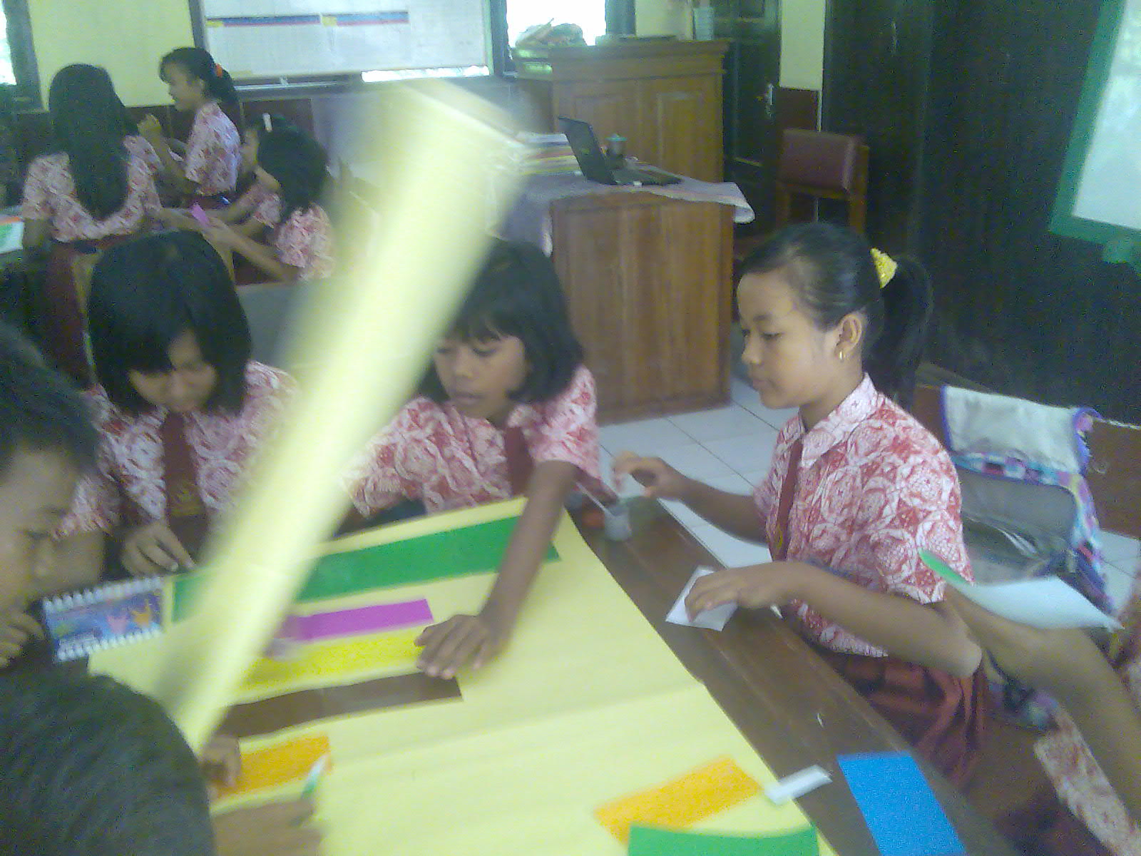 Begitu semangatnya mereka dalam melakukan tugasnya membuat hiasan dinding kelas Komunikasi mereka tampak hidup dan penuh percaya diri untuk