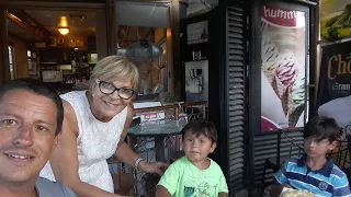 Familia disfrutando en un restaurante con menúes para Celíacos