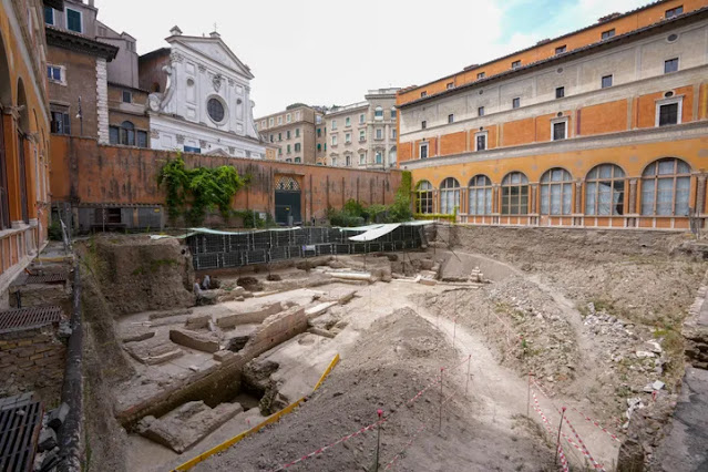 Ο χώρος ανασκαφής του θεάτρου του Ρωμαίου αυτοκράτορα Νέρωνα (1ος αιώνας μ. Χ.) με φόντο την εκκλησία του Santo Spirito in Sassia, Ρώμη, 26/7/2023.