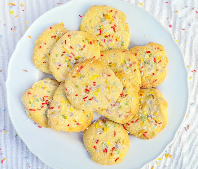 Konfetti Plätzchen: Rezept für fröhlich-bunte Kekse mit Streuseln - nicht nur zum Fasching. Zum Karneval gibt es bei uns Kekse mit Konfetti, ich zeige Euch Zubereitung und Zutaten!