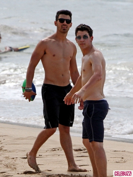 Pictures Joe and Nick Jonas play football Shirtless on the beach in Hawaii