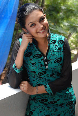 actress saranya mohan hot photos gallery