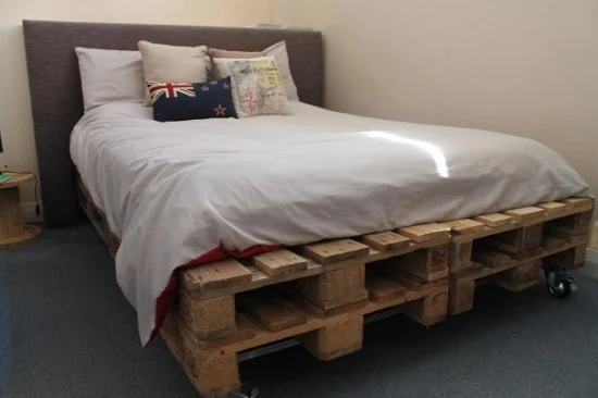 Desain tempat tidur unik dari kayu pallet bekas