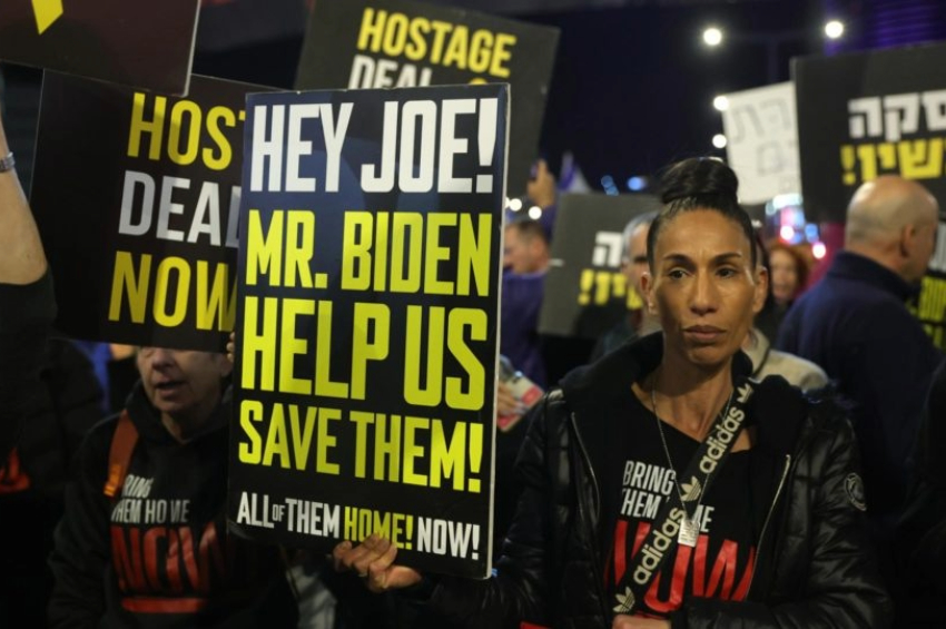 Cartaz com mensagem pedindo ajuda do presidente americano, Joe Biden, para a libertação de reféns, durante manifestação em Tel Aviv no sábado (9) | Foto: EFE/EPA/ABIR SULTAN