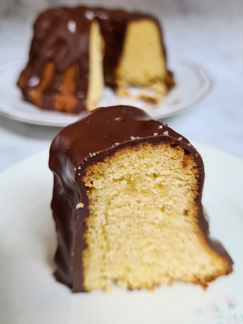 Gugelhupf mit Milchmädchen und Sesam