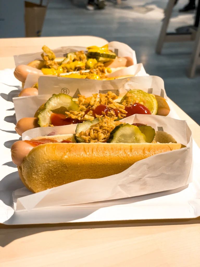 Hot-dog z Ikei. Restauracja Ikea. Jedzenie w Ikei.