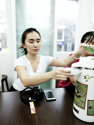 Stepheny Siew the Malaysian female blogger having her japanese tea making class with theTea Master Toshiya Nakabo in ILOHA Japanese Tea Culture Learning Centre