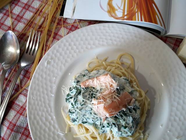 Spaguetti con salmón y espinacas