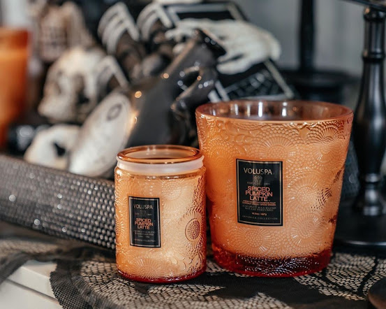 spiced pumpkin latte candle, bougie voluspa spiced pumpkin latte, bougie voluspa pumpkin, voluspa pumpkin candle, bougie parfumée épicée, meilleure bougie parfumée automne, avis bougies voluspa, bougie candle, voluspa france, bougie parfumée de luxe, bougie parfumée voluspa, bougie de luxe