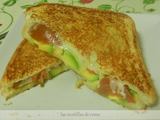 "Sandwich de aguacate, queso y tomate"