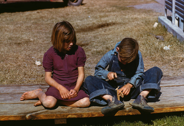 https://es.wikipedia.org/wiki/Archivo:Arthur_Rothstein,_Boy_building_a_model_airplane_as_girl_watches,_FSA_camp,_Robstown,_Texas,_1942.jpg