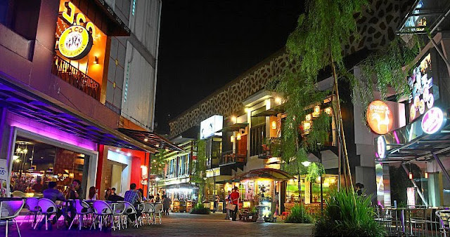  Cihampelas walk merupakan salah satu salah dari sentra perbelanjaan glamor yang terletak di Pusat Belanja Cihampelas, Pusat Souvenir Kota Bandung