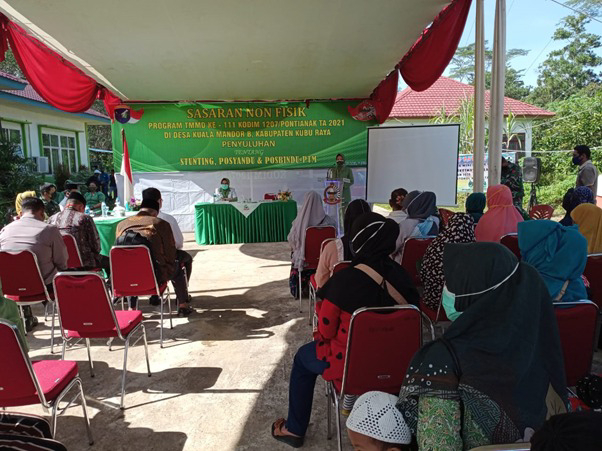 Sosialisasi Stunting Oleh Ibu Persit di Lokasi TMMD Ke-111 Kodim 1207/Pontianak