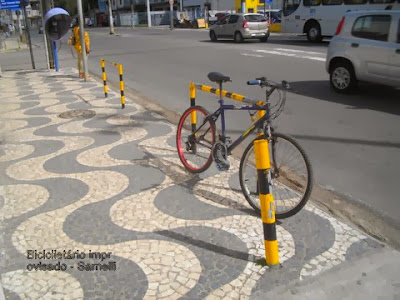 Bicicletário improvisado