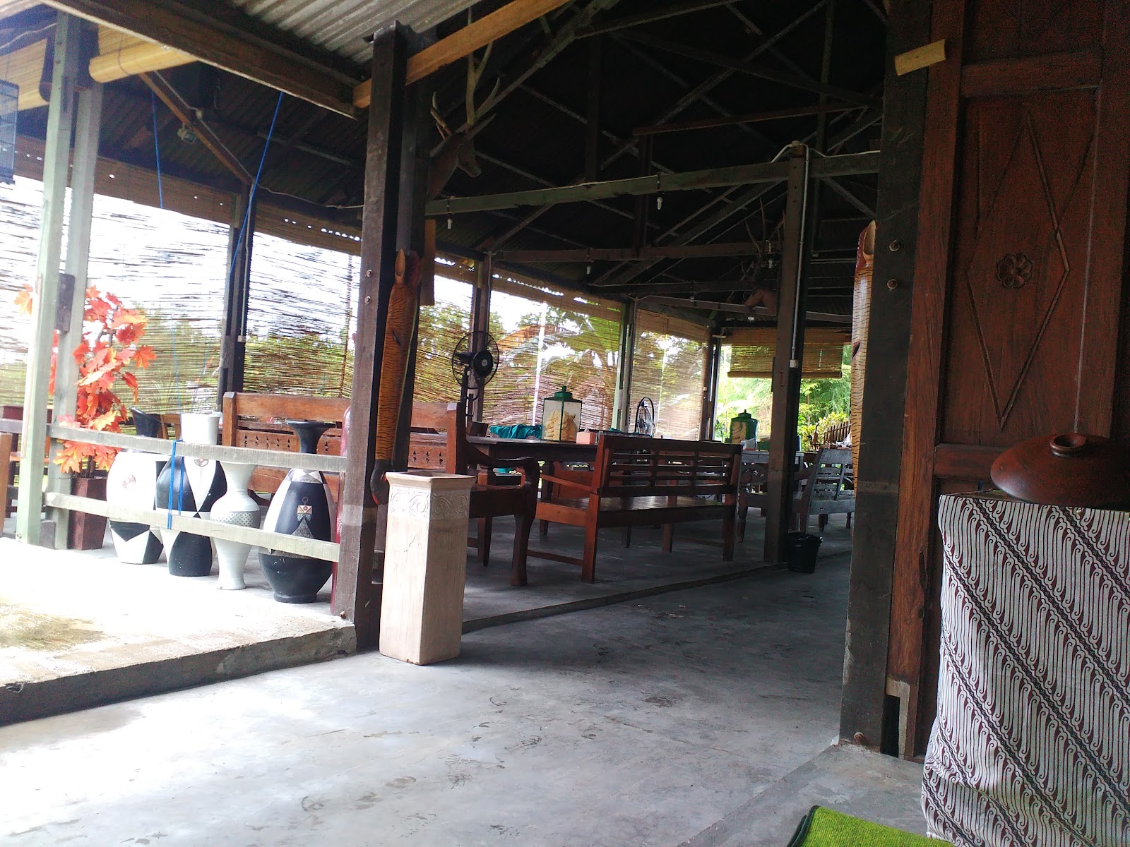 suasana-interior-warung-pak-lanjar